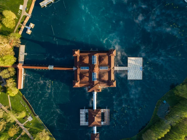 Hévízer Thermalsee mit Seerosenblättern