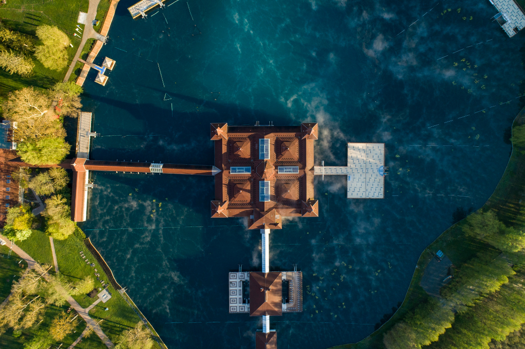 Hévízer Thermalsee mit Seerosenblättern